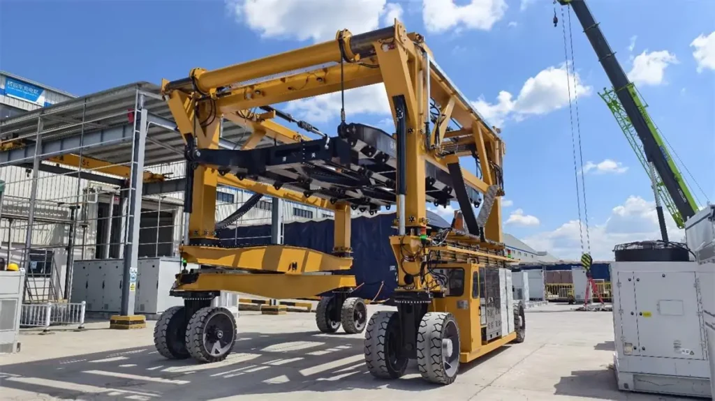 Industrial straddle carrier​ crane