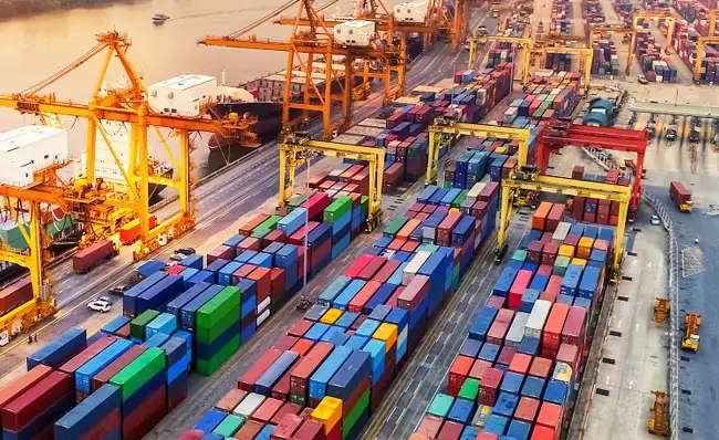 Large container vessel loading and unloading